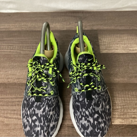 Nike Roshe Run Women’s Black and Gray Sneakers  Camouflage Design neón Yellow 5 - Picture 5 of 13